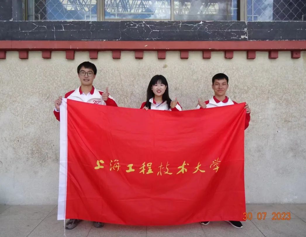 并勉励他们在西部建设中彰显青年担当